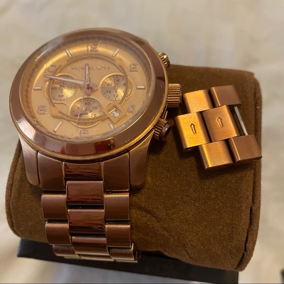 Michael Kors Oversized Runway Rose gold watch - Picture 2 of 8